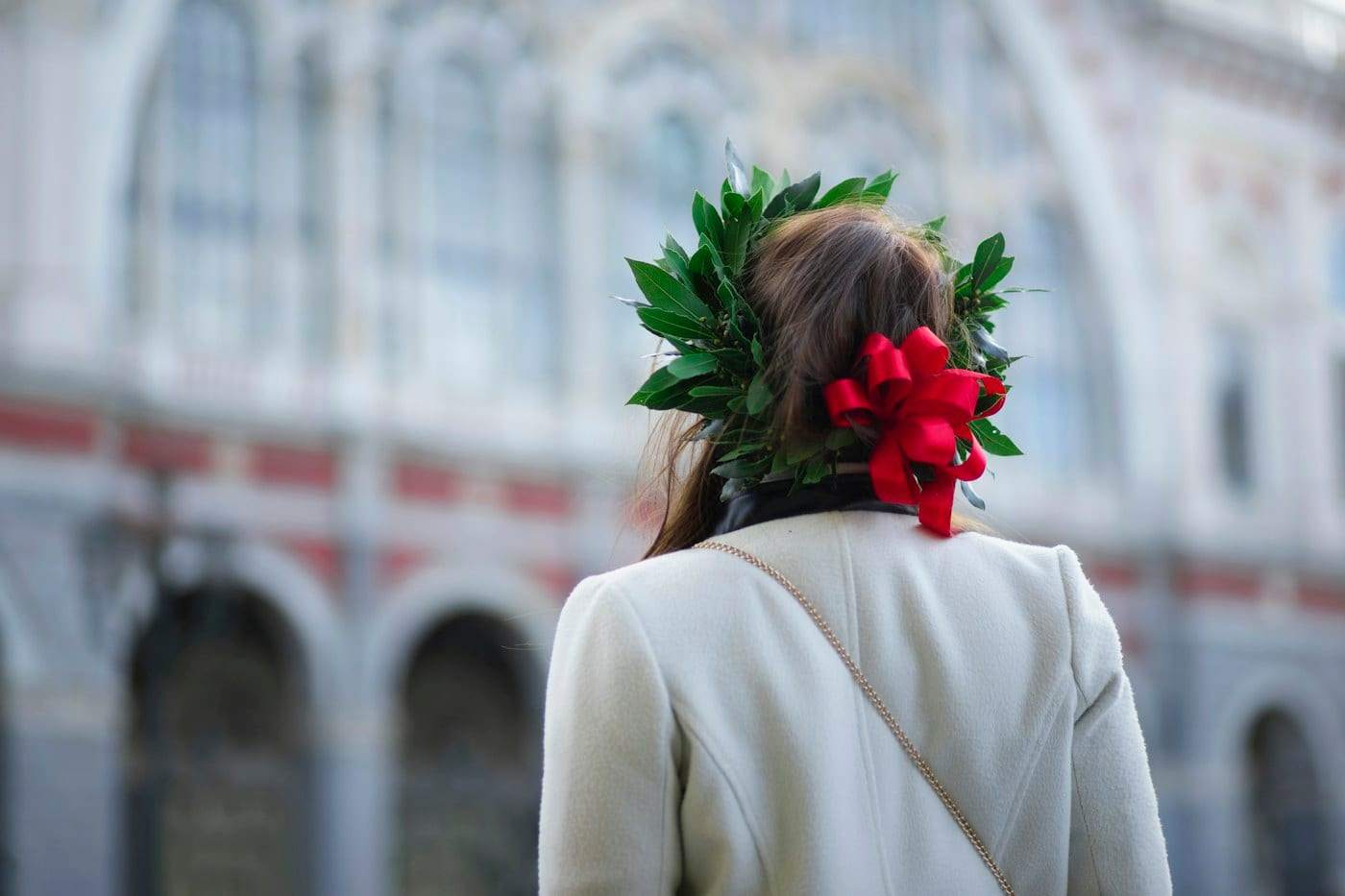 A graduate wearing a laurel wreath, seen from behind